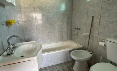 LATORRE PROP. VENDE CASA DE 2 AMB CON HERMOSO PARQUE - ESCRITURADO