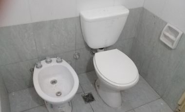 CASA DE 2 AMBIENTES AMPLIOS,PATIO Y ENTRADA DE AUTO.