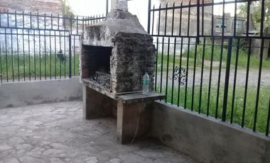 CASA DE 2 AMBIENTES AMPLIOS,PATIO Y ENTRADA DE AUTO.