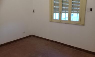 CASA DE 2 AMBIENTES AMPLIOS,PATIO Y ENTRADA DE AUTO.