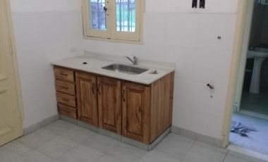 CASA DE 2 AMBIENTES AMPLIOS,PATIO Y ENTRADA DE AUTO.