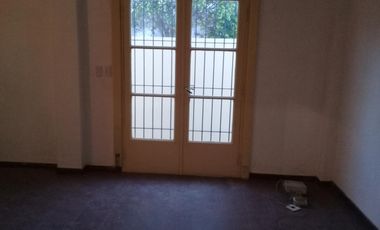 CASA DE 2 AMBIENTES AMPLIOS,PATIO Y ENTRADA DE AUTO.