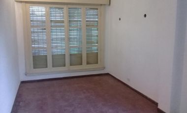 CASA DE 2 AMBIENTES AMPLIOS,PATIO Y ENTRADA DE AUTO.