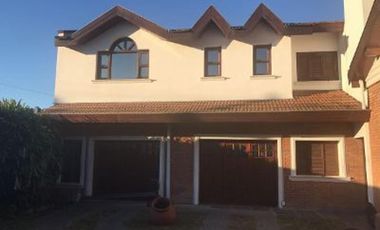 TURDERA: IMPONENTE CASA ESTILO CHALET CON AMPLIO LOTE , GARAGE PARA VS AUTOS * APTO CREDITO *