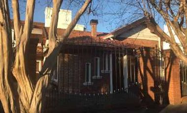 TURDERA: IMPONENTE CASA ESTILO CHALET CON AMPLIO LOTE , GARAGE PARA VS AUTOS * APTO CREDITO *