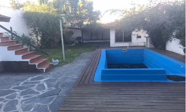 TURDERA: IMPONENTE CASA ESTILO CHALET CON AMPLIO LOTE , GARAGE PARA VS AUTOS * APTO CREDITO *