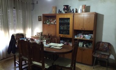 Casa de estilo americana ubicada a 150 m. de la Avenida Monteverde.