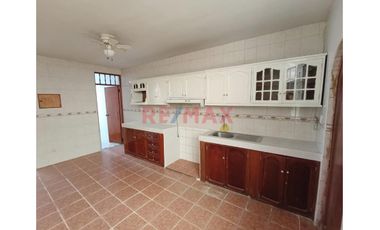 🔰Amplia Casa En Venta 📌Urb. Bello Horizonte 📐228 M² De Terreno 🧱340 M² De Area Contruida ⚠️Zona No Inundable