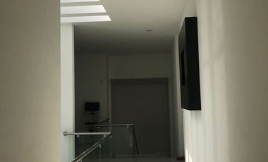 VENTA CASA LOMA DE VALLESCONDIDO AMUEBLADA
