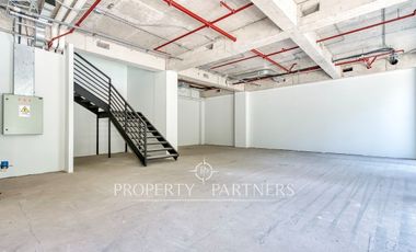 Estupendo local  doble altura en Vespucio Norte ( 109 Uf/m2)