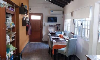 CASA TRES AMBIENTES CON PATIO, EXCELENTE OPOTUNIDAD