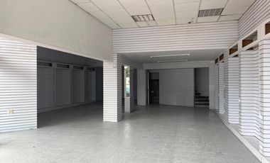 A un costado de Costco