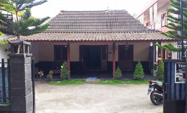 Rumah luas di jln Kaliurang dekat kampus UII