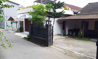 Rumah luas di jln Kaliurang dekat kampus UII