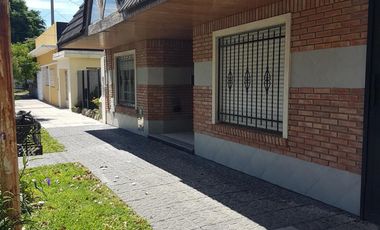 EXCELENTE PH ,  2 AMBIENTES CON PATIO. CALLE BERMUDEZ EN VILLA LUZURIAGA. SUSANA QUINELLI NEGOCIOS INMOBILIARIOS 156 583 7048  4 659 5544