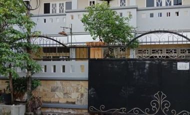 Rumah disewakan di Jawa Timur, Surabaya - Parkir mobil