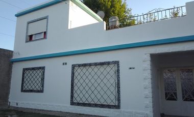 Casa en venta - 4 Dormitorios 2 Baños - 195 mts2 - El Jaguel