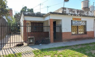 CASA EN BARRIO SAN CARLOS. CASANOVA