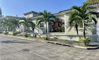 SE VENDE HERMOSA CASA EN ANCON