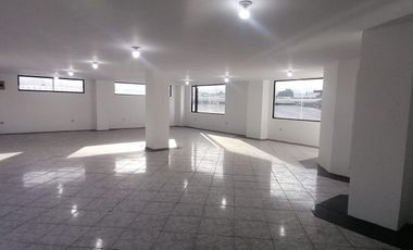 Santa Lucia, Local en renta, 180 m2, 3 ambientes, 3 baños, 1 parqueadero