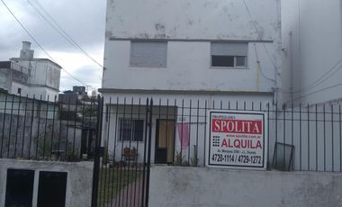EXCELENTE OPORTUNIDAD DE VIVIENDA MULTIFAMILIAR EN AMPLIO LOTE PROPIO. ENTRADA DE AUTO, JARDÍN AL FRENTE Y PATIO.