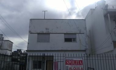 EXCELENTE OPORTUNIDAD DE VIVIENDA MULTIFAMILIAR EN AMPLIO LOTE PROPIO. ENTRADA DE AUTO, JARDÍN AL FRENTE Y PATIO.