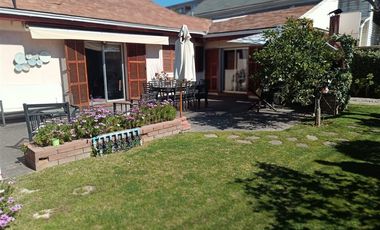 Casa en venta de 3 dorm. Ceca Metro Hernando de M Las Condes