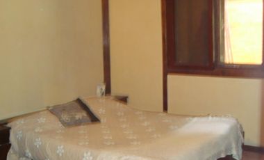 BURZACO -CORIMAYO -HERMOSO CHALET VARIOS AMBIENTES - SOBRE LOTE 12 X 42 MTS. AMPLIO JARDÍN AL FTE, CON GARAJE CUBIERTO P/3 AUTOS Y GALERÍA CIRCUNDANTE