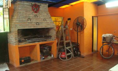 BURZACO -CORIMAYO -HERMOSO CHALET VARIOS AMBIENTES - SOBRE LOTE 12 X 42 MTS. AMPLIO JARDÍN AL FTE, CON GARAJE CUBIERTO P/3 AUTOS Y GALERÍA CIRCUNDANTE