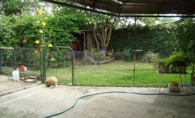 BURZACO -CORIMAYO -HERMOSO CHALET VARIOS AMBIENTES - SOBRE LOTE 12 X 42 MTS. AMPLIO JARDÍN AL FTE, CON GARAJE CUBIERTO P/3 AUTOS Y GALERÍA CIRCUNDANTE