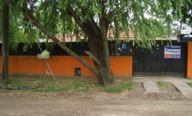 BURZACO -CORIMAYO -HERMOSO CHALET VARIOS AMBIENTES - SOBRE LOTE 12 X 42 MTS. AMPLIO JARDÍN AL FTE, CON GARAJE CUBIERTO P/3 AUTOS Y GALERÍA CIRCUNDANTE