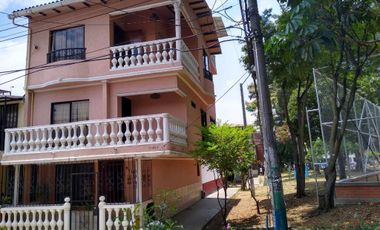 Vendo Casa Esquinera De Tres Pisos  Barrio Villa Del Prado $236.000.000