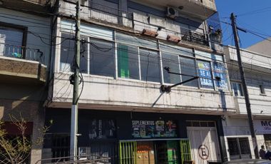 EXCELENTE PISO CON COCINA, 2 BAÑOS Y AMBIENTE DE 8 x 17 mts, COMERCIAL O VIVIENDA.