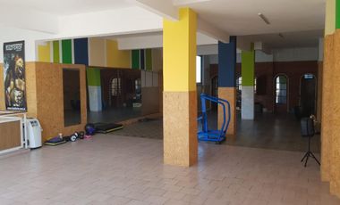 EXCELENTE PISO CON COCINA, 2 BAÑOS Y AMBIENTE DE 8 x 17 mts, COMERCIAL O VIVIENDA.