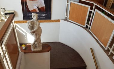 EXCELENTE PISO CON COCINA, 2 BAÑOS Y AMBIENTE DE 8 x 17 mts, COMERCIAL O VIVIENDA.