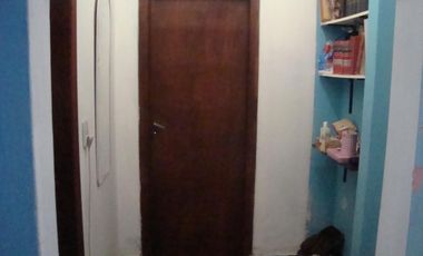 GLEW. CASA 3 AMB C/ ENTRADA PARA AUTO Y GALPÓN. CERCA DE COLECTIVOS CARREFOUR Y AV.H IRIGOYEN