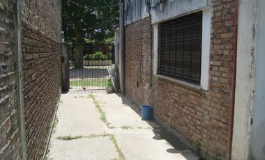 GLEW. CASA 3 AMB C/ ENTRADA PARA AUTO Y GALPÓN. CERCA DE COLECTIVOS CARREFOUR Y AV.H IRIGOYEN