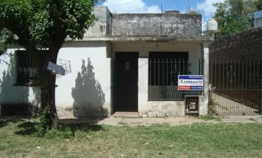 GLEW. CASA 3 AMB C/ ENTRADA PARA AUTO Y GALPÓN. CERCA DE COLECTIVOS CARREFOUR Y AV.H IRIGOYEN