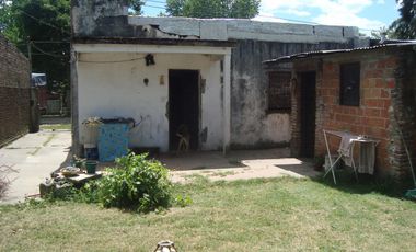 GLEW. CASA 3 AMB C/ ENTRADA PARA AUTO Y GALPÓN. CERCA DE COLECTIVOS CARREFOUR Y AV.H IRIGOYEN