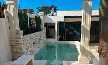 Casa con alberca privada, doble altura, jardin interior, bar con columpios, cerc