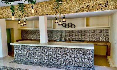 Casa con alberca privada, doble altura, jardin interior, bar con columpios, cerc