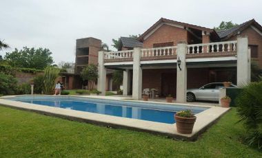 VENTA -  Casa 3 Dormitorios, Jardín y Piscina -  Garita 10, Funes.