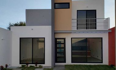 Excelente Casa con Acabados de primera con Habitación en Pta Baja