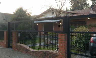 EXCELENTE PROPIEDAD C/PARQUE E/AUTO 4 AMB. PILETA. PROX. AV. MARQUEZ.