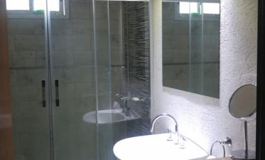 EXCELENTE PROPIEDAD C/PARQUE E/AUTO 4 AMB. PILETA. PROX. AV. MARQUEZ.