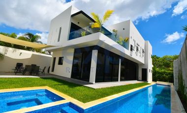 En venta casa en zona residencial del centro de Cancun con alberca a 3 kms de la playa