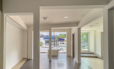 LOCAL PLANTA BAJA 260 M2 CALLE 50 TORRE VIP MANTENIMIENTO INLCUIDO