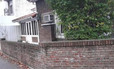 Chalet excelente ubicación,3 dormit.,jardín, garage.