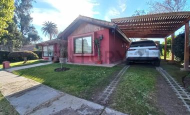 Se arrienda casa en condominio de Villaseca