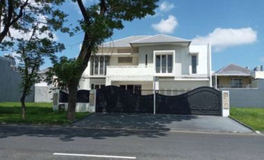 Rumah mewah di jalan utama royal residence SBY